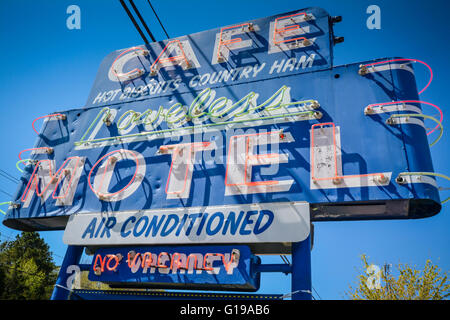 Große blaue Neon Straße Zeichen für die berühmten Loveless Motel und Cafe in der Nähe von Nashville, TN, berühmt für ihre heißen Kekse und Landschinken Stockfoto