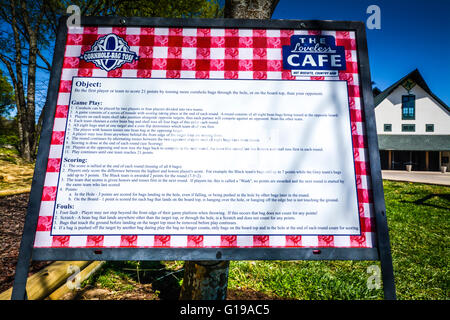 Eine Anweisung Board entworfen im Loveless Motel & Cafe Motiv erklärt Regeln für Cornhole Tasche werfen Rasen Spiel, Nashville TN Stockfoto