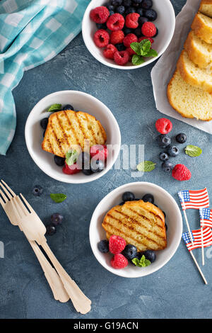 Gegrillte-lbs-Kuchen mit frischen Beeren Stockfoto