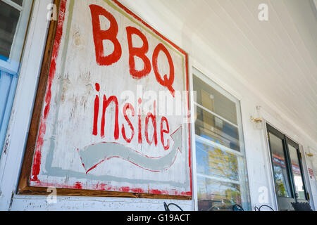 BBQ innen unterzeichnen auf der Veranda vor dem Haus Einfahrt in das berühmte lieblosen Motel & Cafe es "Schinken & Marmeladen" Landmarkt in Nashville, TN Stockfoto