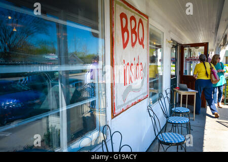 BBQ innen unterzeichnen auf der Veranda vor dem Haus Einfahrt in das berühmte lieblosen Motel & Cafe es "Schinken & Marmeladen" Landmarkt in Nashville, TN Stockfoto