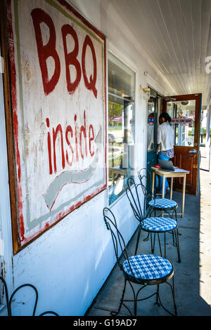 BBQ innen unterzeichnen auf der Veranda vor dem Haus Einfahrt in das berühmte lieblosen Motel & Cafe es "Schinken & Marmeladen" Landmarkt in Nashville, TN Stockfoto