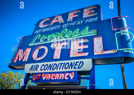 Große blaue Neon Straße Zeichen für die berühmten Loveless Motel und Cafe in der Nähe von Nashville, TN, berühmt für ihre heißen Kekse und Landschinken Stockfoto