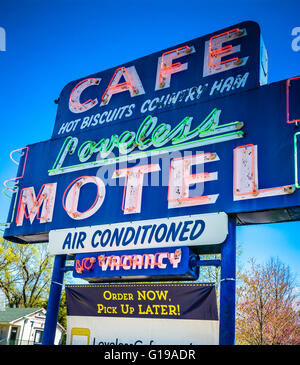 Große blaue Neon Straße Zeichen für die berühmten Loveless Motel und Cafe in der Nähe von Nashville, TN, berühmt für ihre heißen Kekse und Landschinken Stockfoto