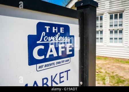 Ein Wegweiser-Zeichen auf dem Gelände der lieblosen Cafe & Motel in Nashville, TN, berühmt für heiße Kekse & Landschinken Stockfoto