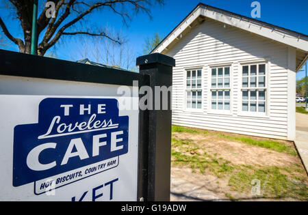 Ein Wegweiser-Zeichen auf dem Gelände der lieblosen Cafe & Motel in Nashville, TN, berühmt für heiße Kekse & Landschinken Stockfoto