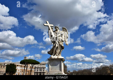 Marmorstatue der Engel im Himmel, von Sant'Angelo Brücke monumentale Balustrade im Zentrum von Rom hält die Heilig-Kreuz mit Stockfoto