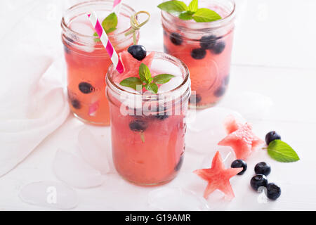 Wassermelone-Limonade in Einweckgläser Stockfoto