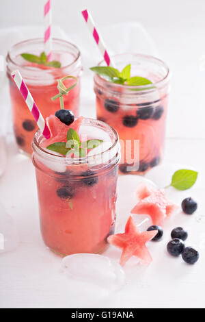 Wassermelone-Limonade in Einweckgläser Stockfoto