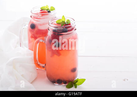 Wassermelone-Limonade in Einweckgläser Stockfoto