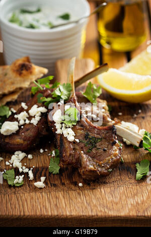 Lammkoteletts mit Kräutern und feta Stockfoto