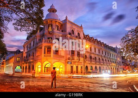 Das Kolonialhotel Queens und Downtown in Kandy, Sri Lanka bei Nacht Stockfoto