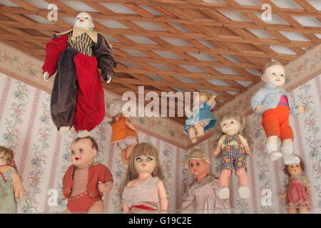 Puppen und anderes Spielzeug auf dem Display in das "Museo del Juguete" in Trujillo, Provinz La Libertad, Peru. Stockfoto