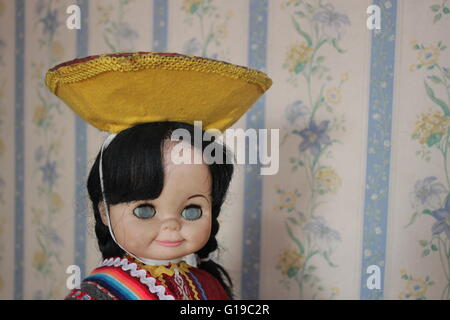 Puppen und anderes Spielzeug auf dem Display in das "Museo del Juguete" in Trujillo, Provinz La Libertad, Peru. Stockfoto