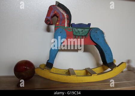 Puppen und anderes Spielzeug auf dem Display in das "Museo del Juguete" in Trujillo, Provinz La Libertad, Peru. Stockfoto