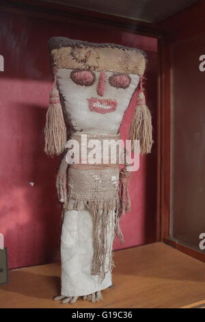 Puppen und anderes Spielzeug auf dem Display in das "Museo del Juguete" in Trujillo, Provinz La Libertad, Peru. Stockfoto