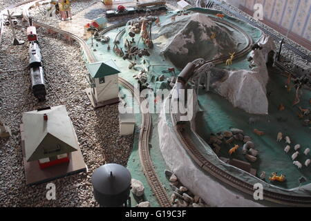 Puppen und anderes Spielzeug auf dem Display in das "Museo del Juguete" in Trujillo, Provinz La Libertad, Peru. Stockfoto