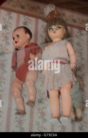 Puppen und anderes Spielzeug auf dem Display in das "Museo del Juguete" in Trujillo, Provinz La Libertad, Peru. Stockfoto