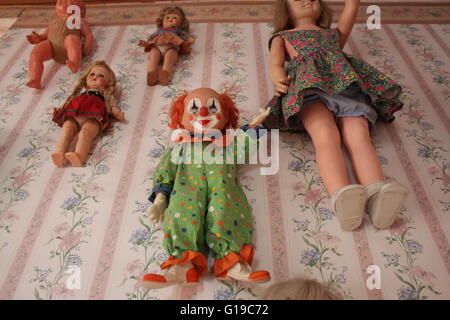 Puppen und anderes Spielzeug auf dem Display in das "Museo del Juguete" in Trujillo, Provinz La Libertad, Peru. Stockfoto