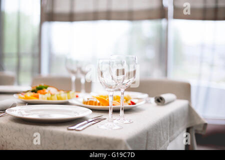 Catering-Dienstleistungen-Hintergrund mit Snacks und Gläser für Wein im restaurant Stockfoto