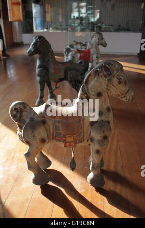 Puppen und anderes Spielzeug auf dem Display in das "Museo del Juguete" in Trujillo, Provinz La Libertad, Peru. Stockfoto