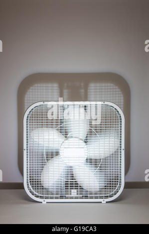 Box-Ventilator in Bewegung, drehenden Messer gedreht im Studio mit einem deutlichen Schatten Stockfoto