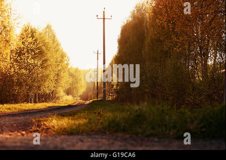 Retro-Bild der Straße bei Sonnenuntergang. Stockfoto