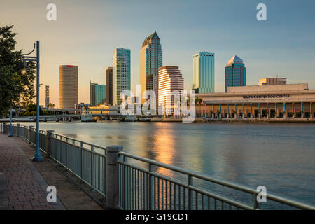 Festlegen von Sonnenlicht auf die Skyline von Tampa, Florida, USA Stockfoto