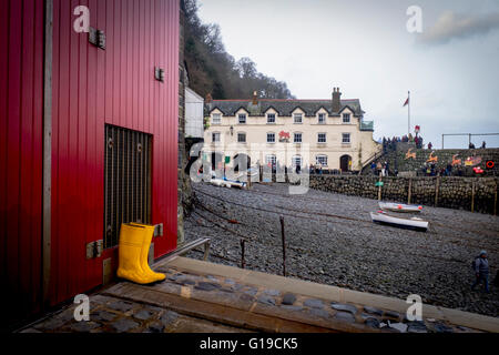 Gelbe Wellington boots außerhalb der RNLI Lifeboat Station in Clovelly, Devon, England Stockfoto