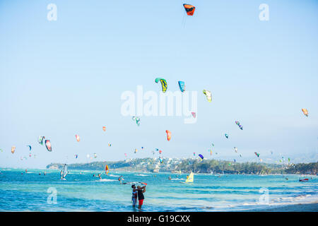 Insel Boracay, Philippinen - 25 JAN: Kitesurfer genießen Wind power am Bulabog Beach. Stockfoto