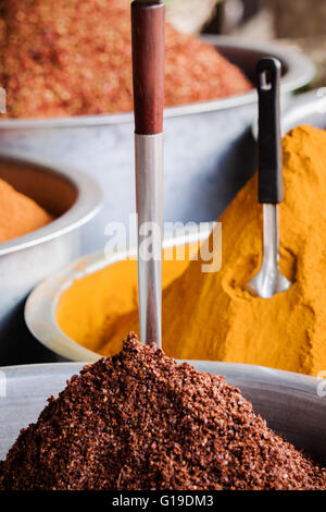 Marktstand mit eine atemberaubend schöne bunte Indische spice Pulver mit Löffel in farbenfrohen Kegeln, Kurkuma, Chili und Ingwer Stockfoto