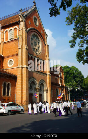 Ao Dai, Saigon Notre-Dame Kathedrale, Vietnam, HO CHI MINH CITY, VIET NAM, Menge des vietnamesischen Studenten in traditioneller Tracht Stockfoto