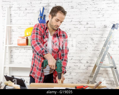 Bohrung in Plank, in seiner Werkstatt Schreiner Stockfoto