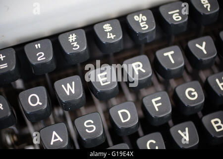 Detailansicht der Schlüssel auf ein Metall Reiseschreibmaschine, ca. 1970 auf der Diagonalen.  Fokus liegt auf QWERTY.  Verwendet werden, um Symbol Stockfoto