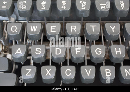 Detailansicht der Schlüssel auf einer Metall-Reiseschreibmaschine, ca. 1970.  Fokus liegt auf QWERTY.  Kann verwendet werden, um Journalismus symbolisieren oder Stockfoto