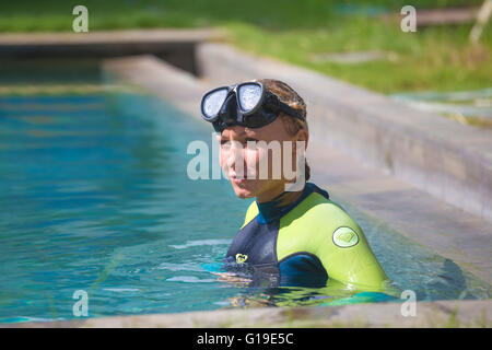 Porträt einer jungen Frau mit Tauchmaske im Pool im Freediving Trainingszeit. Stockfoto