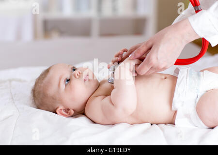 Baby von Arzt untersucht Stockfoto