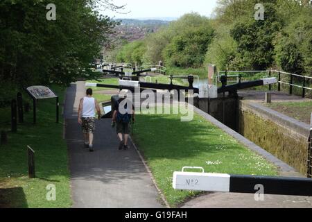 Zwei Personen zu Fuß entlang der Leinpfad an der Spitze der Delph sperrt am Dudley No1-Kanal. West Midlands. UK Stockfoto