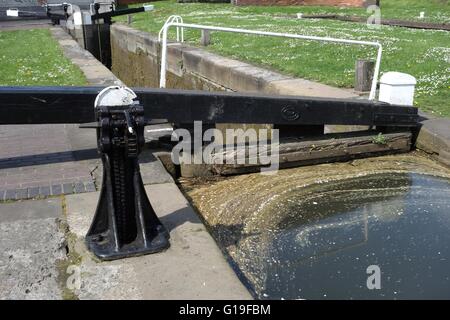 Schleuse am Delph sperrt oder die Delph neun auf dem Dudley No1-Kanal. West Midlands. UK Stockfoto