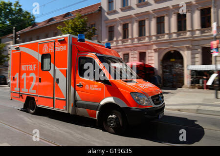 Rettungswagen, Kastanienallee, Prenzlauer Berg, Berlin, Deutschland Stockfoto