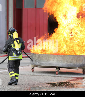 Feuerwehrleute mit Sauerstoff-Flaschen deaktiviert das Feuer während einer Übung im Feuerwehrhaus Stockfoto