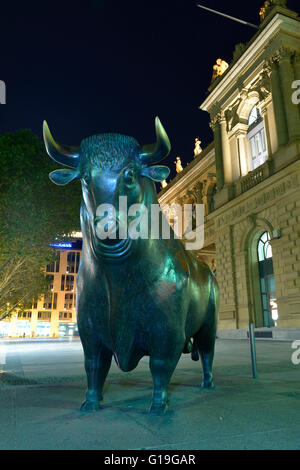 Bull Statue, stock Exchange, Borsenplatz, Frankfurt am Main, Hessen, Deutschland / Börsenplatz Stockfoto