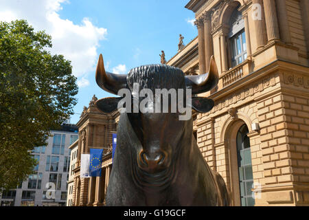 Bull Statue, stock Exchange, Borsenplatz, Frankfurt am Main, Hessen, Deutschland / Börsenplatz Stockfoto