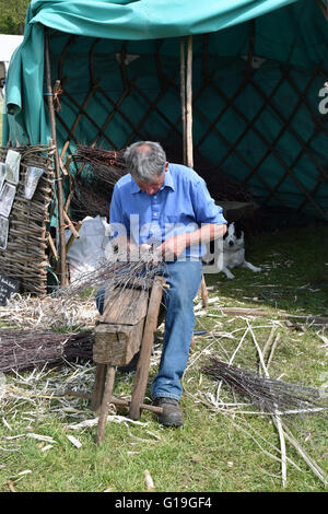 Handwerker machen einen Besenstiel Stockfoto