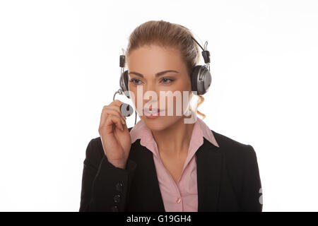 Studio-Porträt über weiß der eine junge attraktive Geschäftsfrau mit einem Gespräch, während ein Kopfhörer tragen Stockfoto