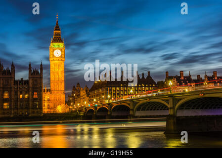 Langzeitbelichtung nach Sonnenuntergang erfassen Busse auf Westminster Bridge und Boote auf der Themse, London, UK. Stockfoto