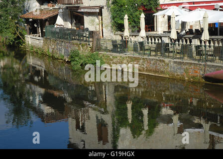 Gebäude spiegelt sich in den Fluss Dronne, Brantome, Brantome En Perigord, Frankreich. Stockfoto