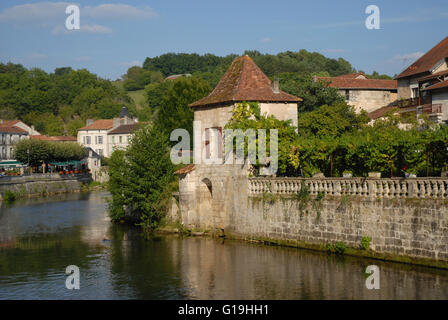 Gebäude & kleinen Weinberg an der Dronne Fluss, Brantome, Brantome En Perigord, Frankreich Stockfoto