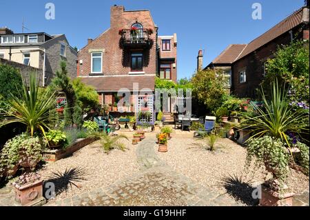 Garten hinter dem Haus von einem Halb freistehendes Haus in Sheffield. UK Stockfoto