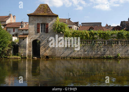 Gebäuden und kleinen Weinberg an den Ufern des Fluss Dronne, Brantome, Brantome En Perigord, Frankreich Stockfoto